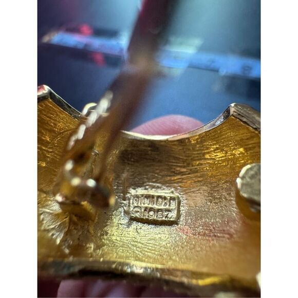 80s Vintage MiMi Di N Signed Chunky Round Embossed Gold Tone Clip On Earrings - Picture 6 of 8